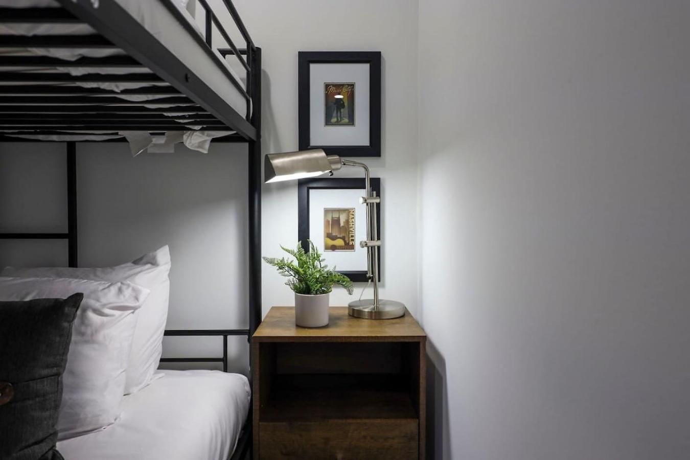 Minutes To Broadway Luxurious Gated Townhome Holiday home *