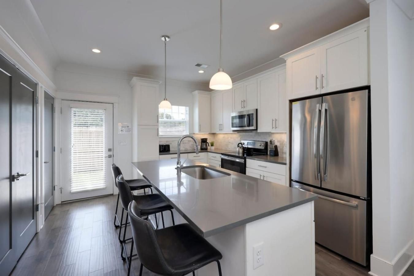 Minutes To Broadway Luxurious Gated Townhome Holiday home *