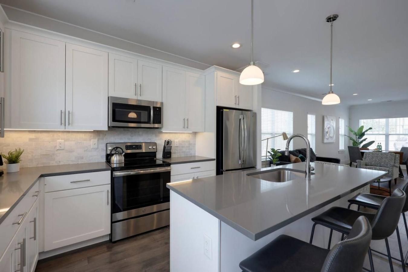 Minutes To Broadway Luxurious Gated Townhome Holiday home Nashville