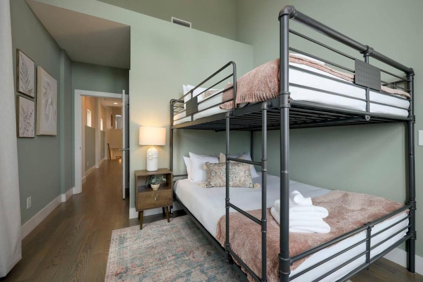 Stunning West End Walkable Area Holiday home Nashville