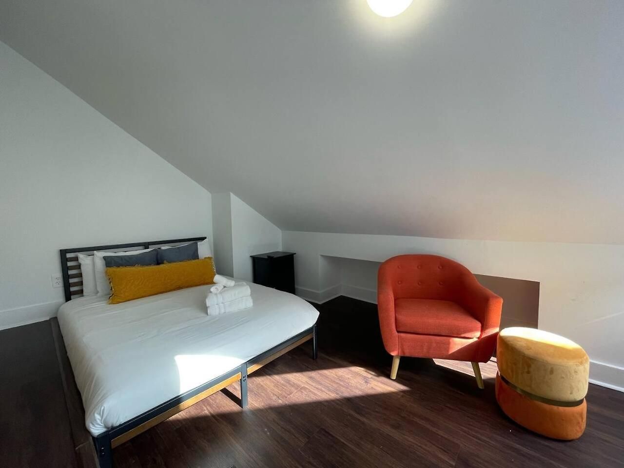 Minutes To Broadway Modern Gated Townhome Holiday home