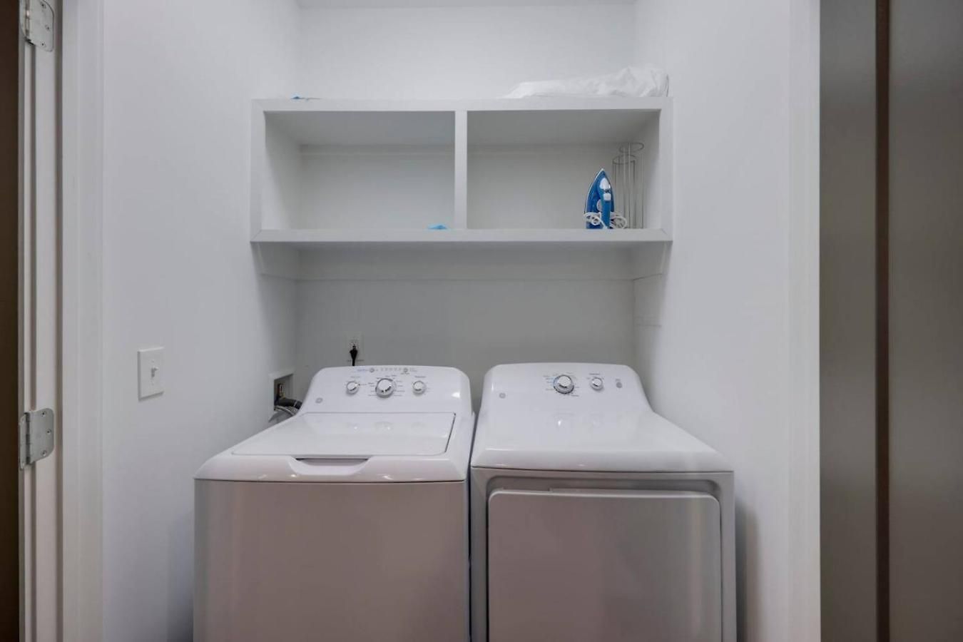 Minutes To Broadway Modern Gated Townhome Holiday home