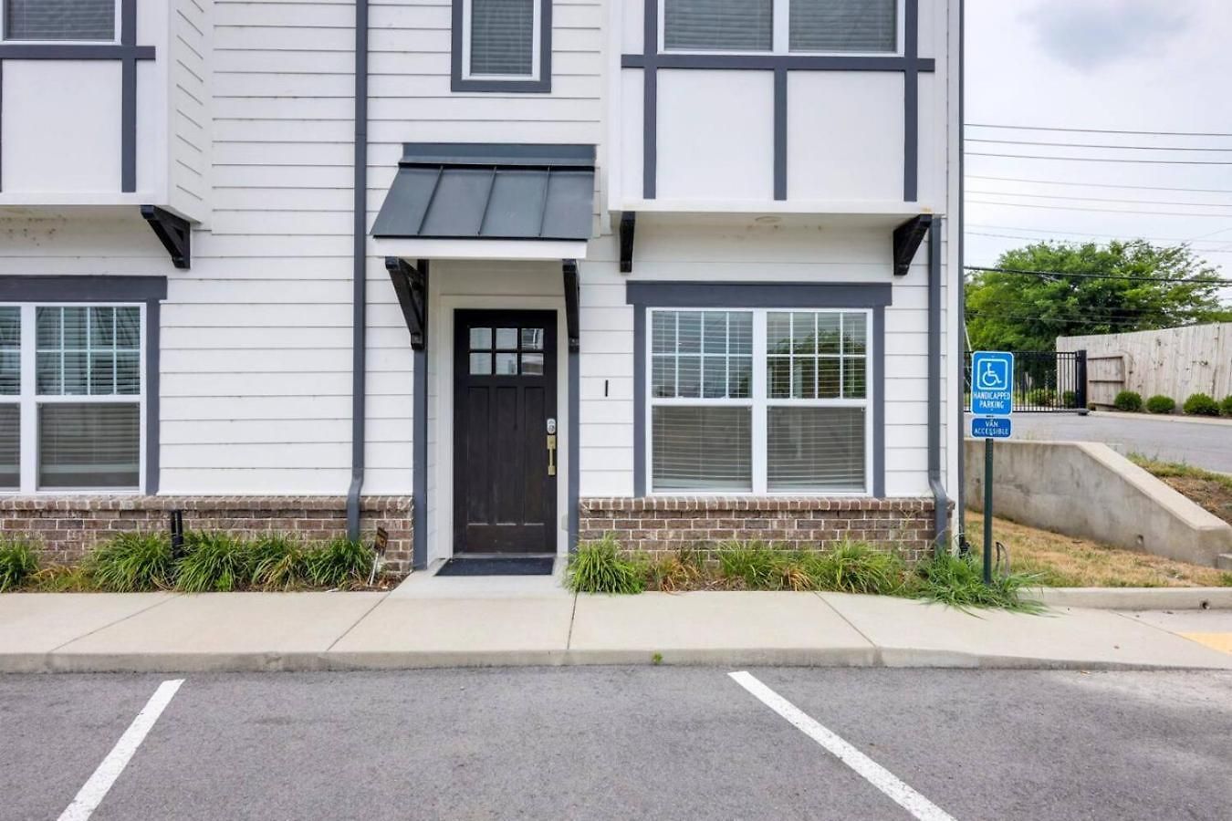 Minutes To Broadway Modern Gated Townhome Holiday home Nashville