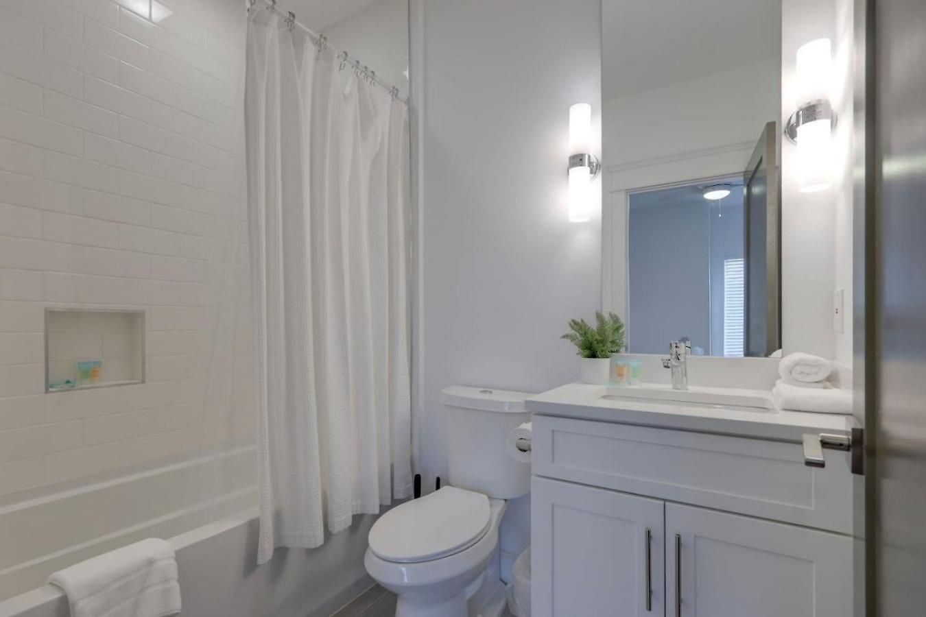 Minutes To Broadway Modern Gated Townhome