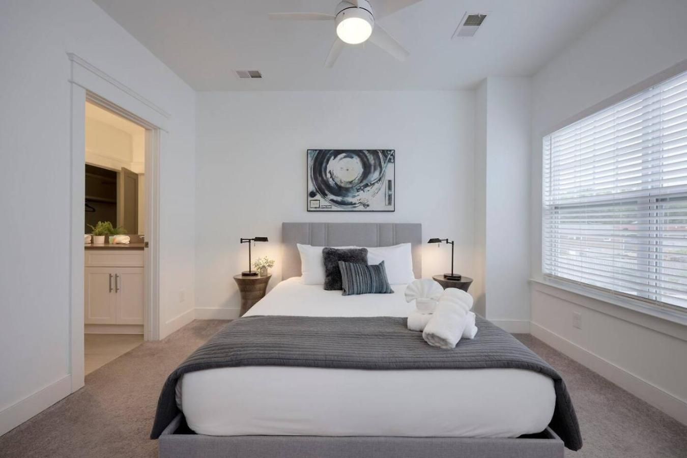 Minutes To Broadway Modern Gated Townhome Nashville
