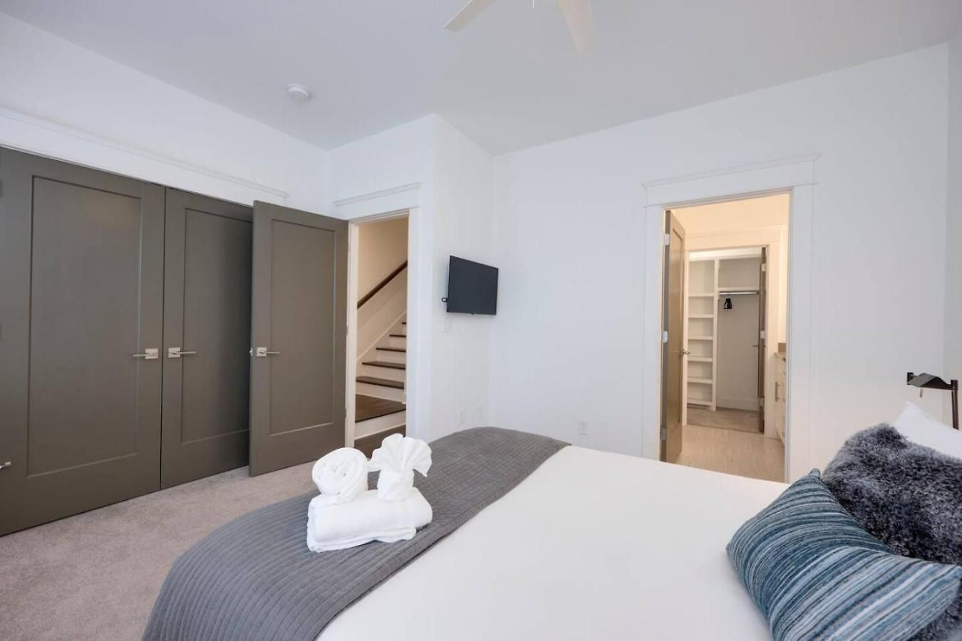 Minutes To Broadway Modern Gated Townhome