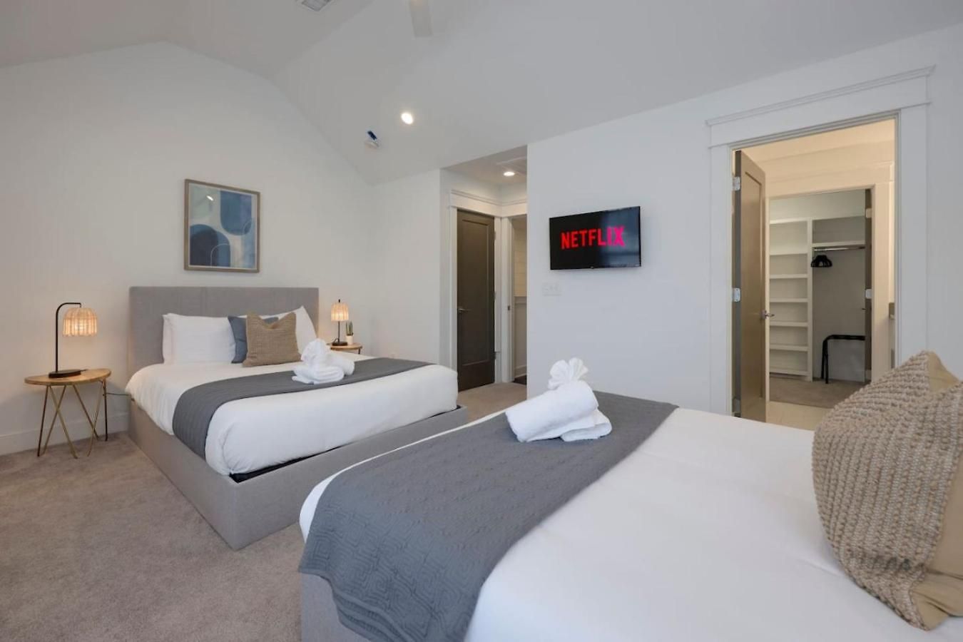 Minutes To Broadway Modern Gated Townhome Holiday home *