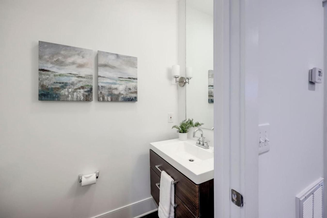 Minutes To Broadway Modern Gated Townhome Holiday home Nashville