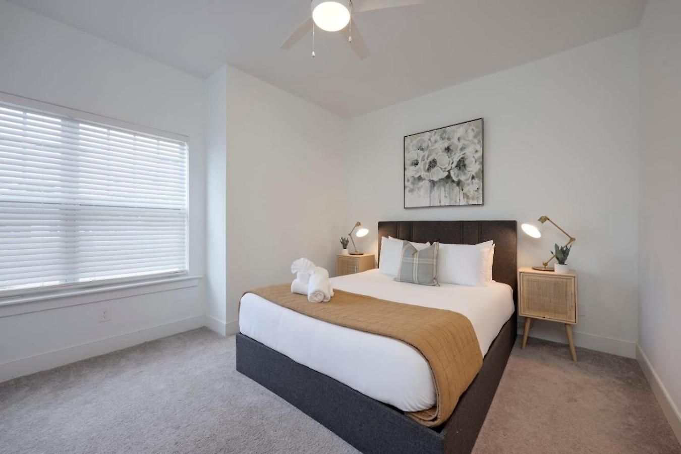 Minutes To Broadway Modern Gated Townhome *
