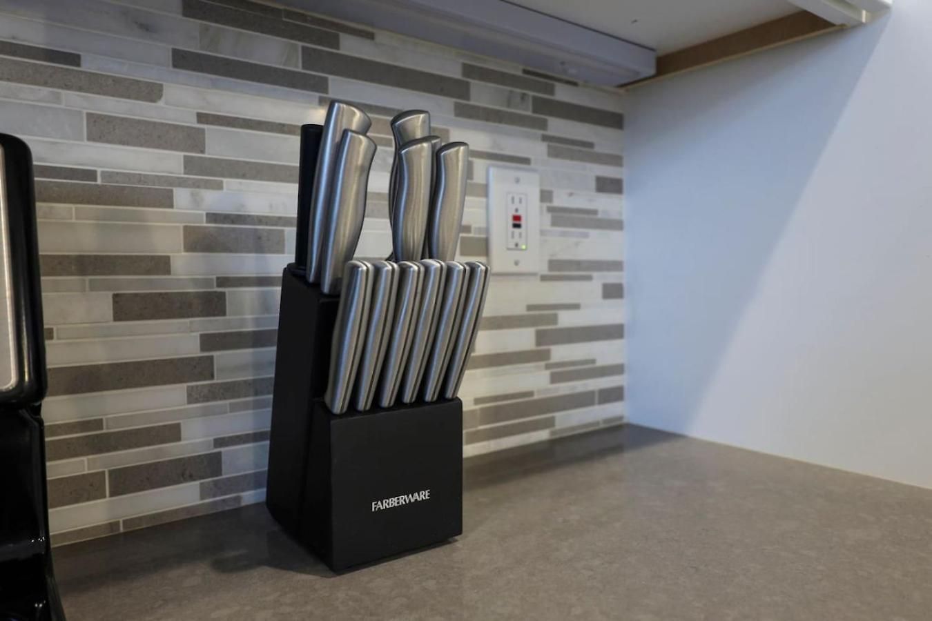 Minutes To Broadway Modern Gated Townhome *