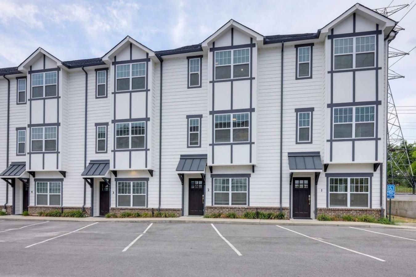 Minutes To Broadway Modern Gated Townhome Holiday home *
