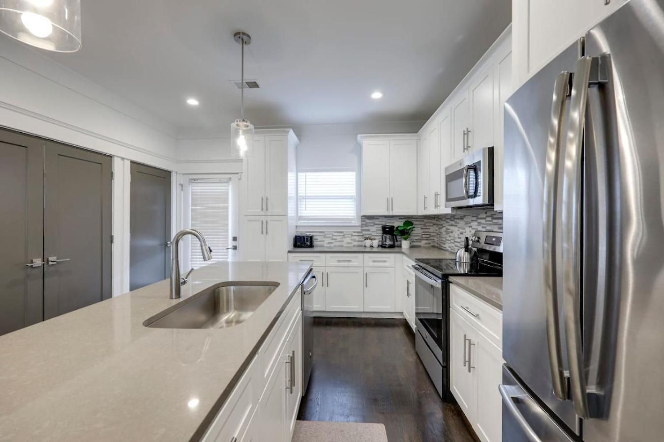 Minutes To Broadway Modern Gated Townhome Nashville