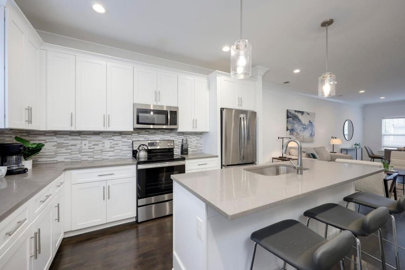 Minutes To Broadway Modern Gated Townhome Holiday home *