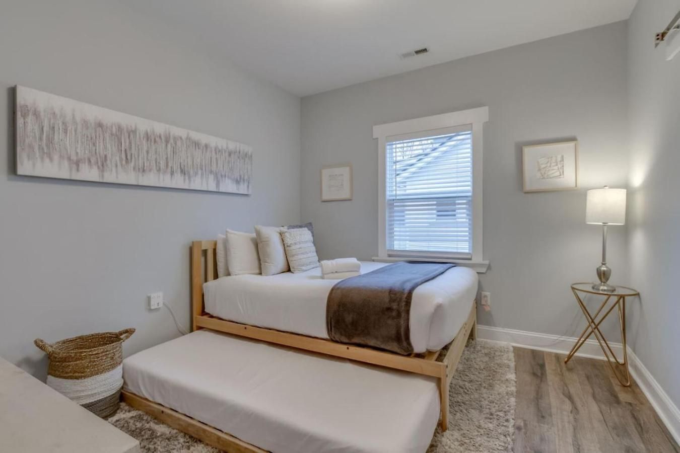 Music Charmer Tons Of Beds Thirty Day Minimum Holiday home *