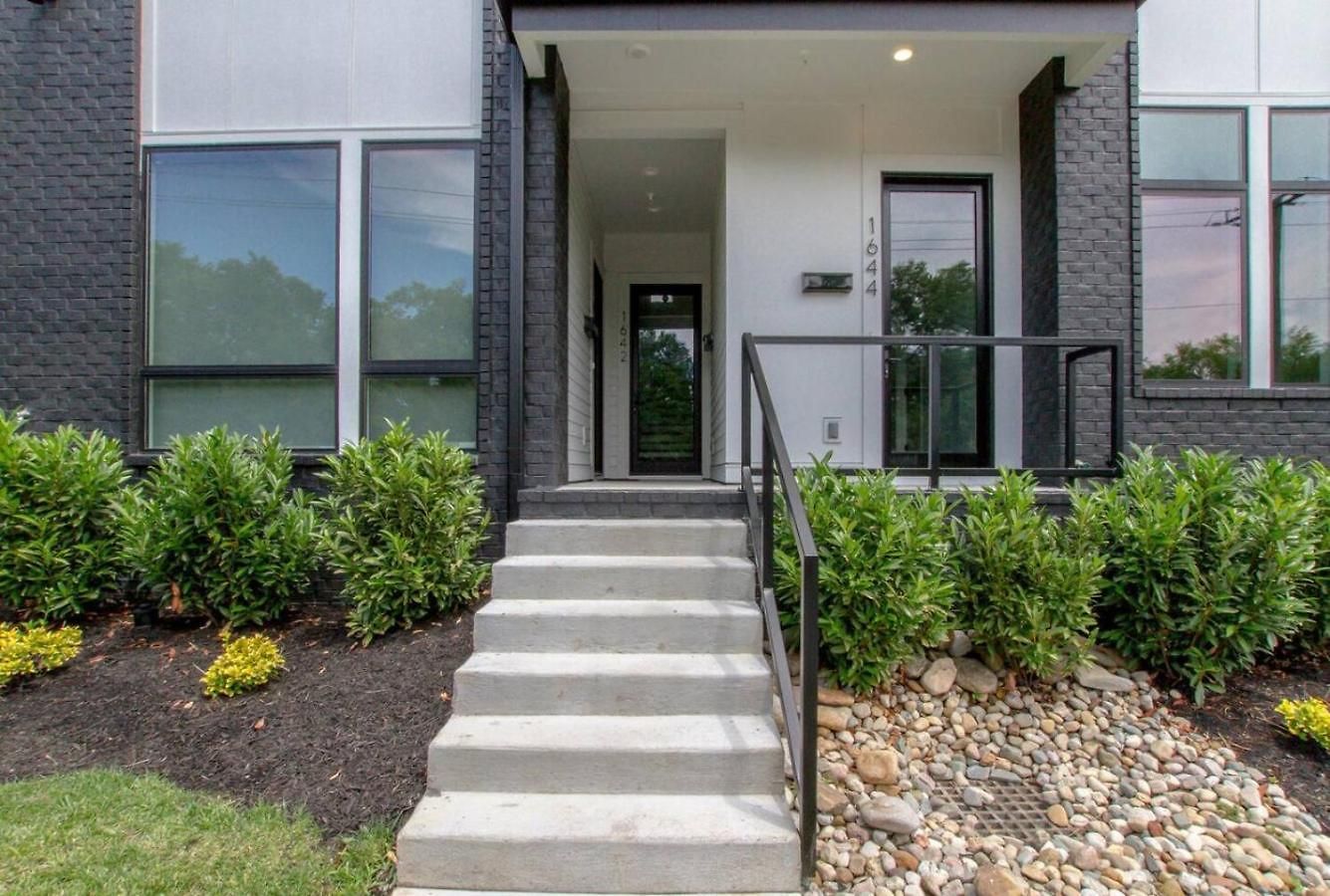 Large Impressive Townhome Private Viewing Terrace