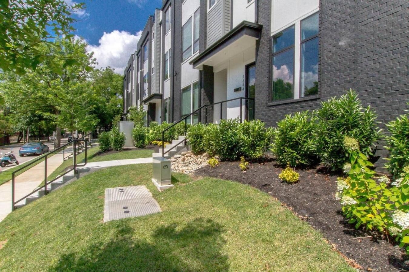 Large Impressive Townhome Private Viewing Terrace