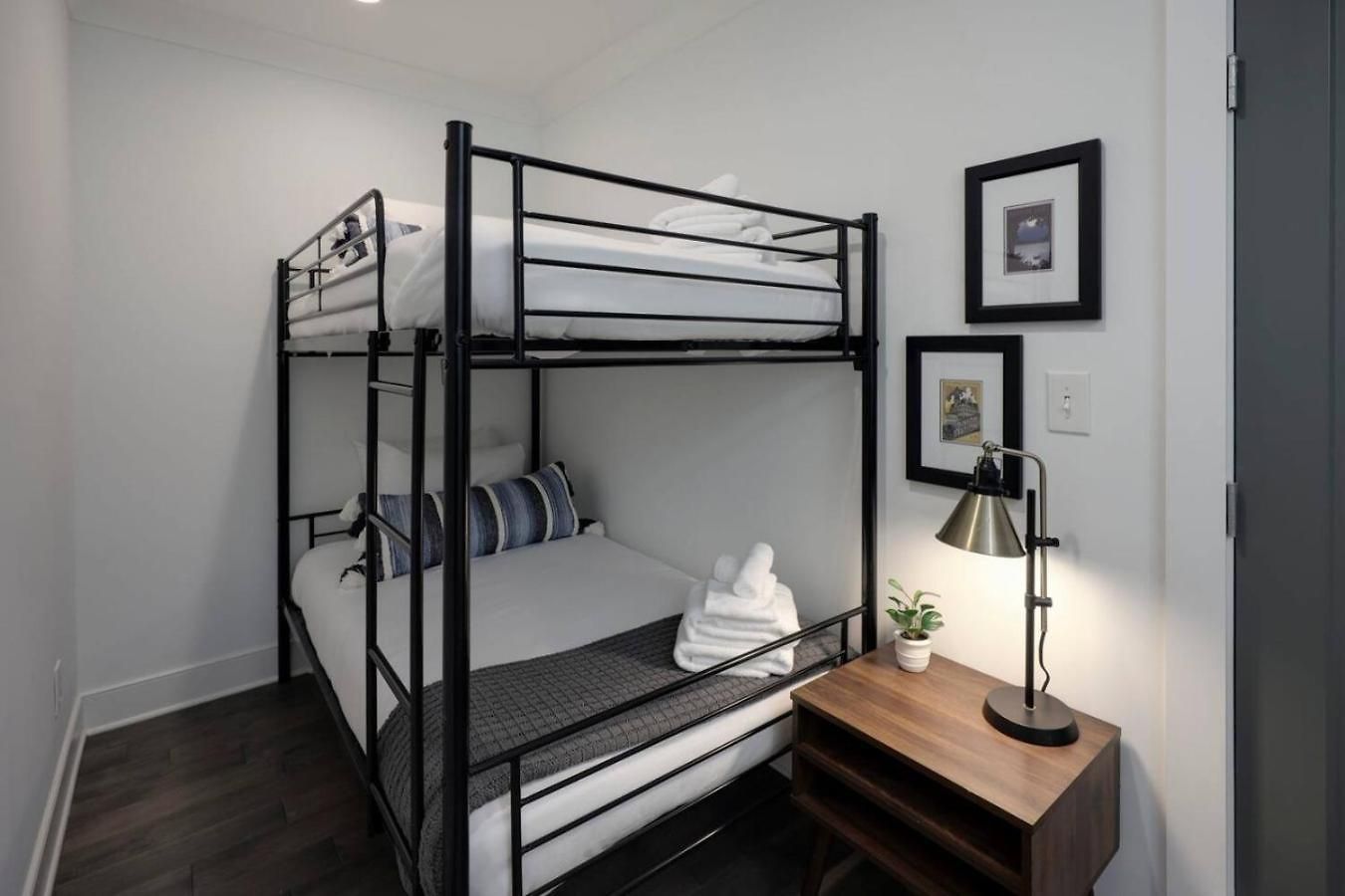 Minutes To Broadway Music Modern Townhome Holiday home *