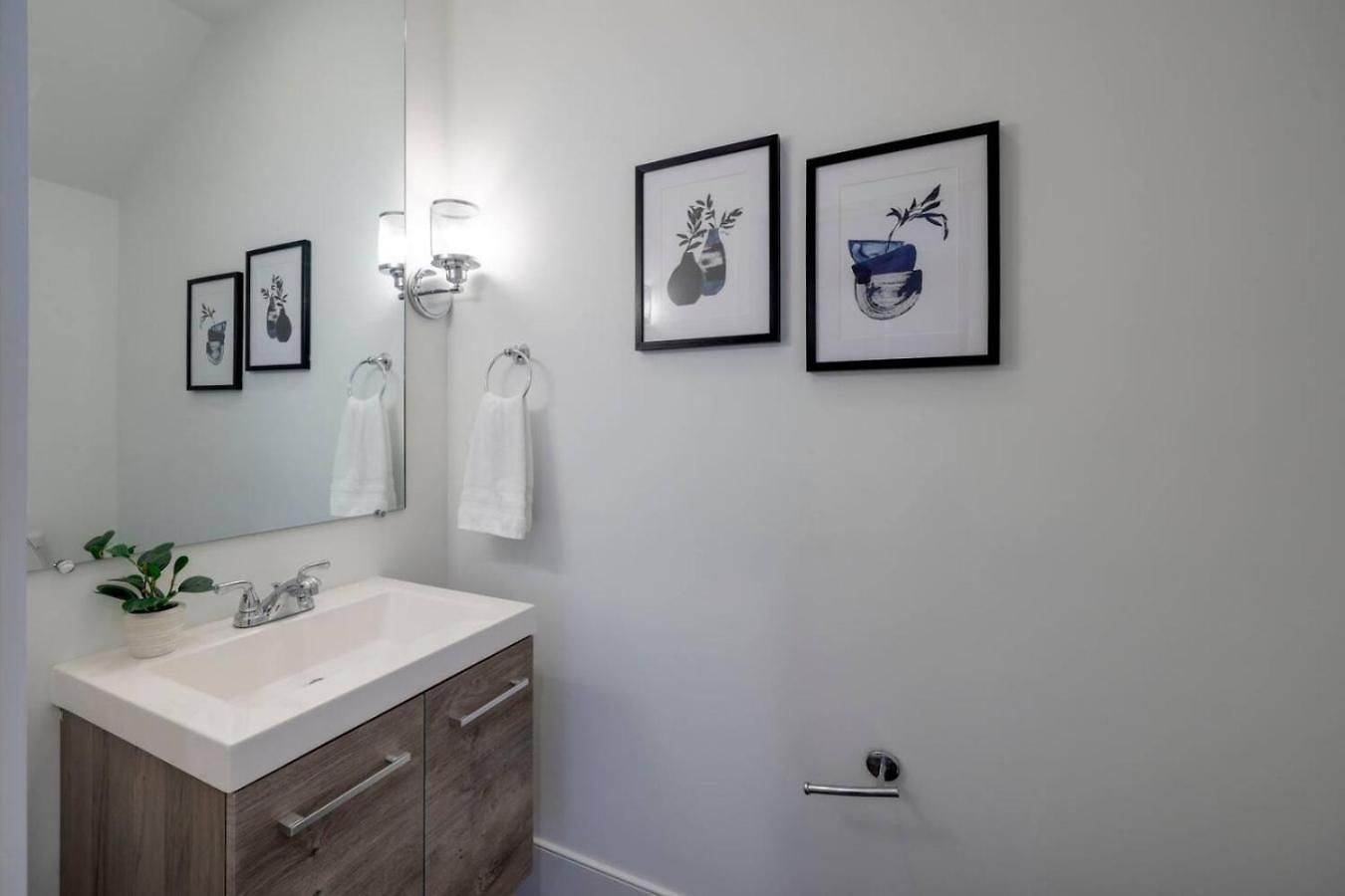 Minutes To Broadway Music Modern Townhome