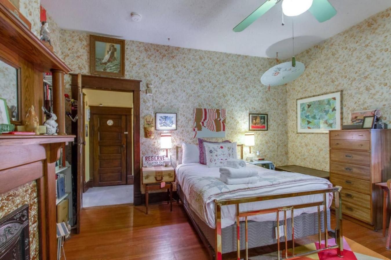 Petite Vintage Charmer Trendy East Holiday home *