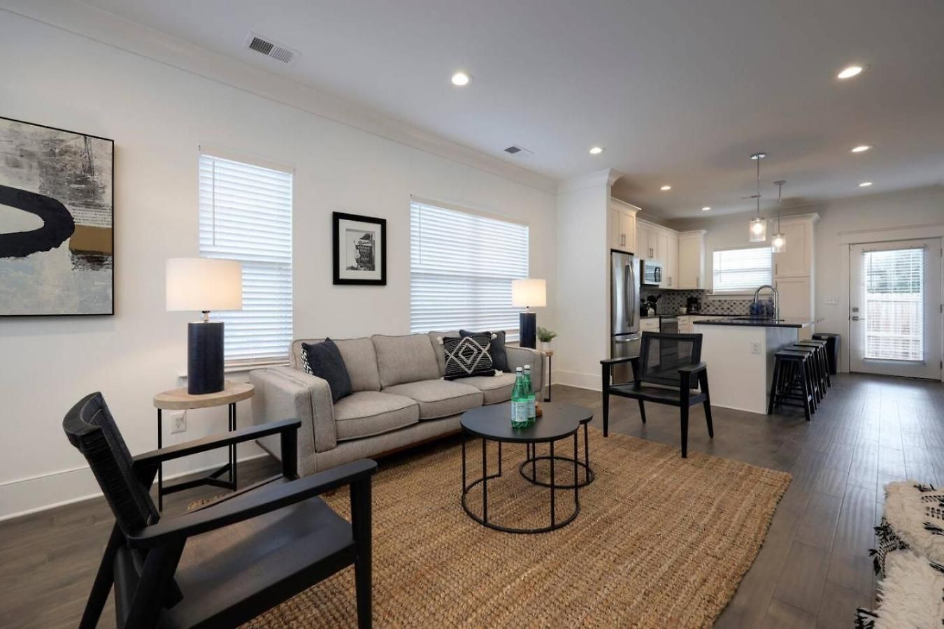 Minutes To Broadway Music Modern Townhome Holiday home *