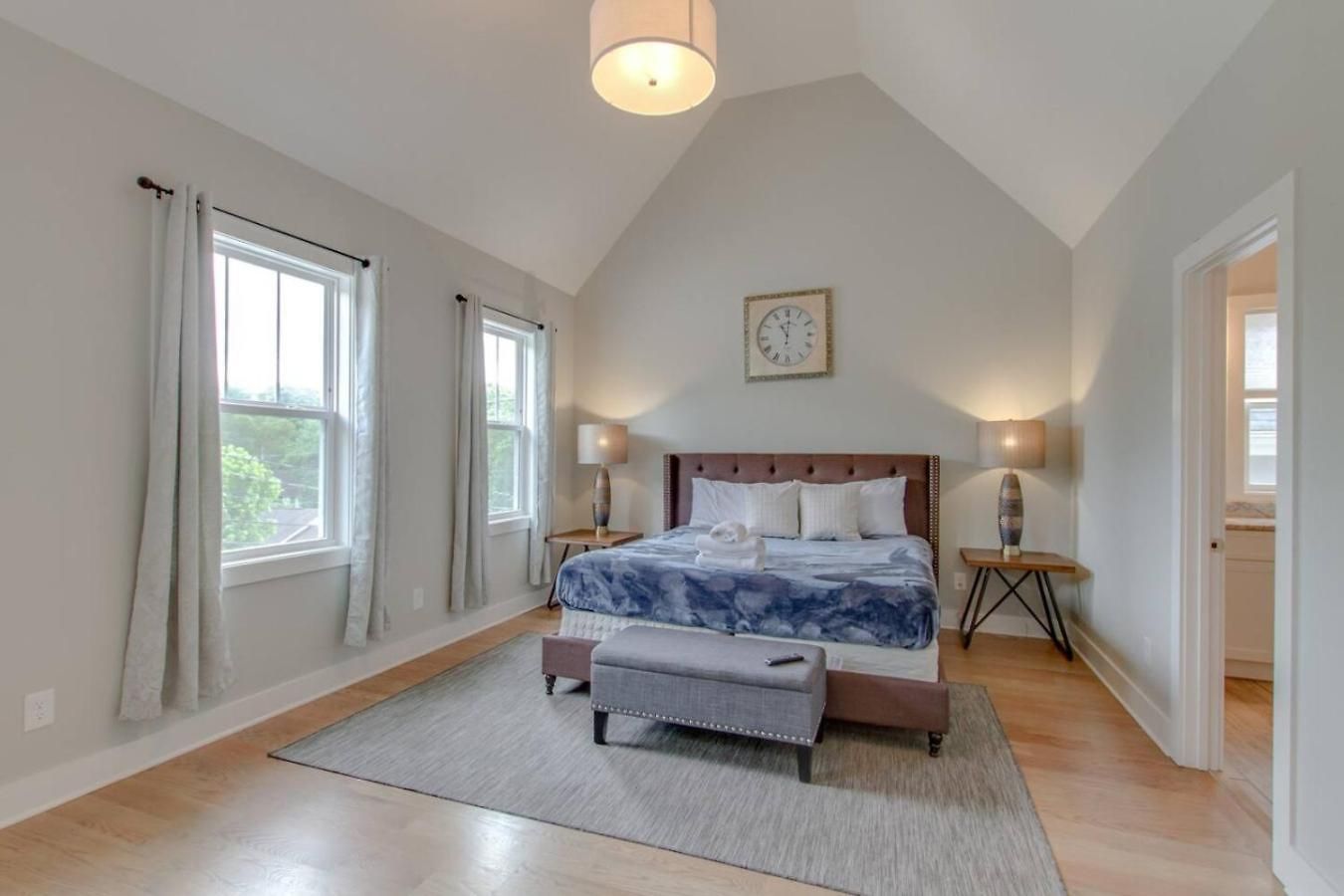 Spacious With 7 Beds 4 Bedrooms And 2.5 Bathrooms Nashville
