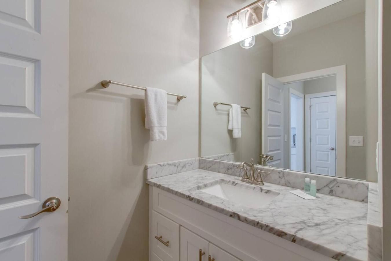 Spacious With 7 Beds 4 Bedrooms And 2.5 Bathrooms Holiday home Nashville