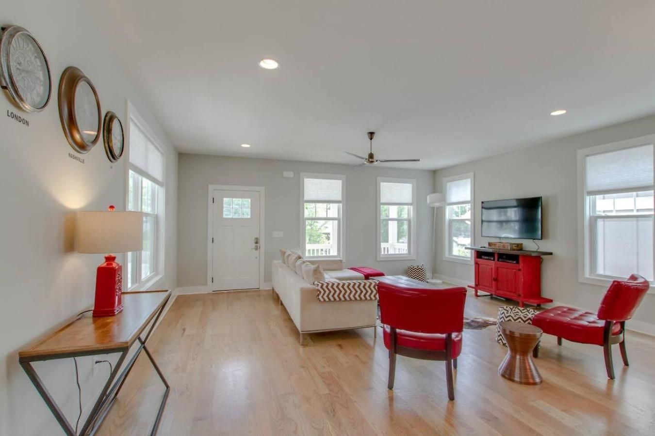 Spacious With 7 Beds 4 Bedrooms And 2.5 Bathrooms *