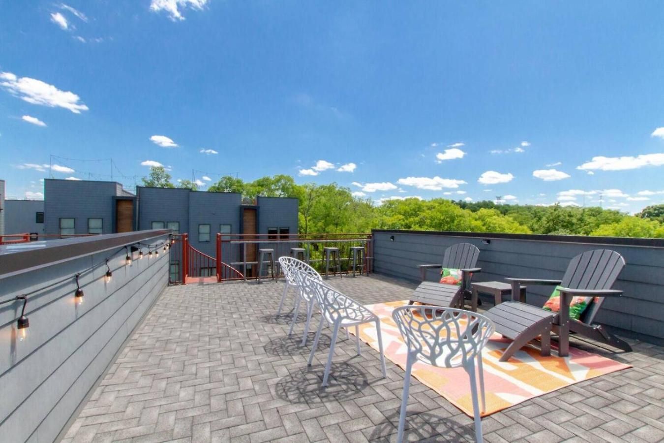 Music Hangout With Rooftop Views And Game *