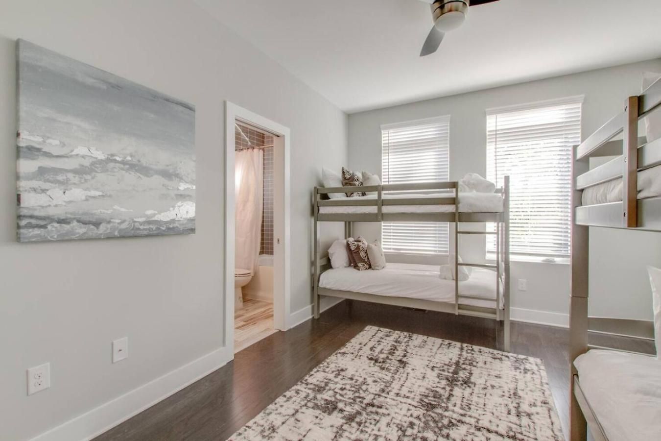 Relaxing Urban Escape Minutes To Downtown Holiday home *