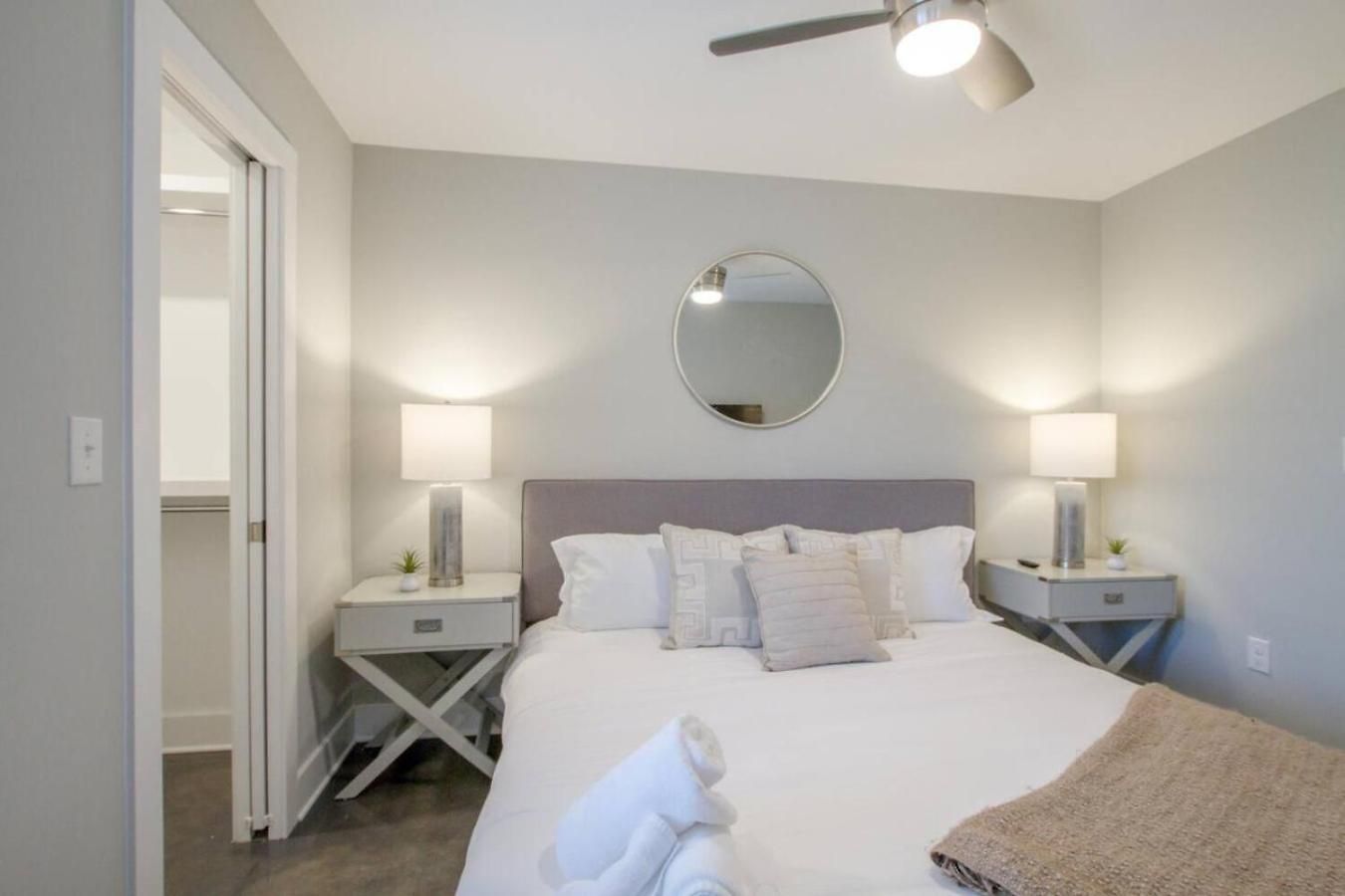 Relaxing Urban Escape Minutes To Downtown Holiday home *