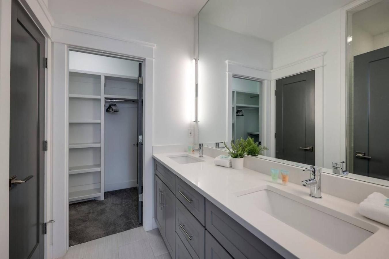 Holiday home Minutes To Broadway Stunning Townhome *