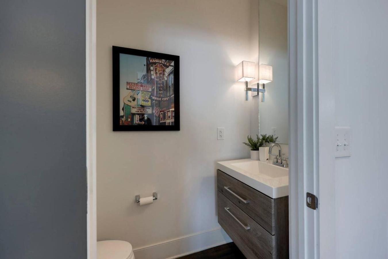 Minutes To Broadway Stunning Townhome * Nashville