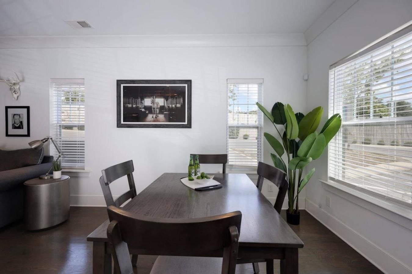 Minutes To Broadway Stunning Townhome