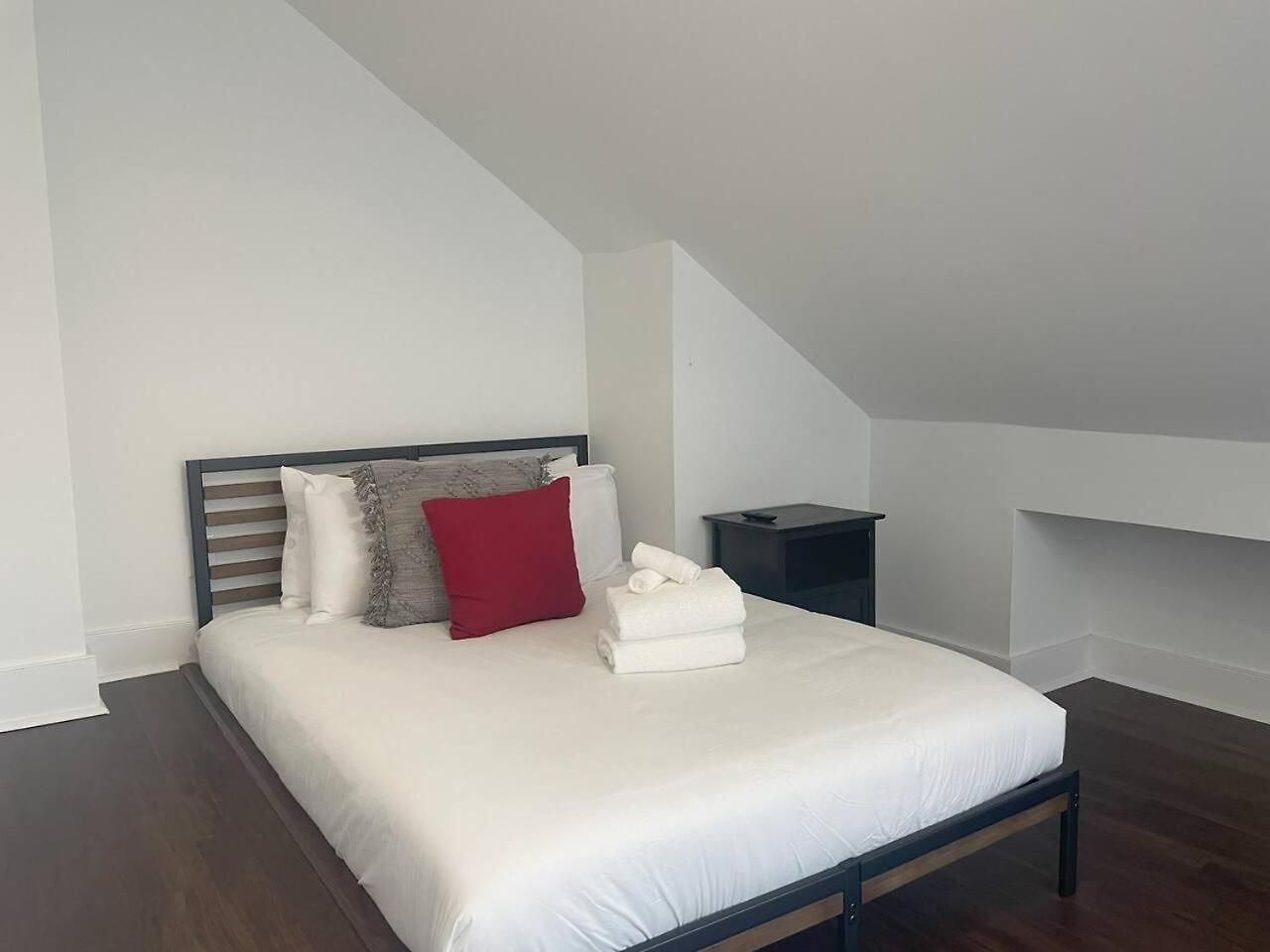 West Side Charmer Convenient Location Holiday home *
