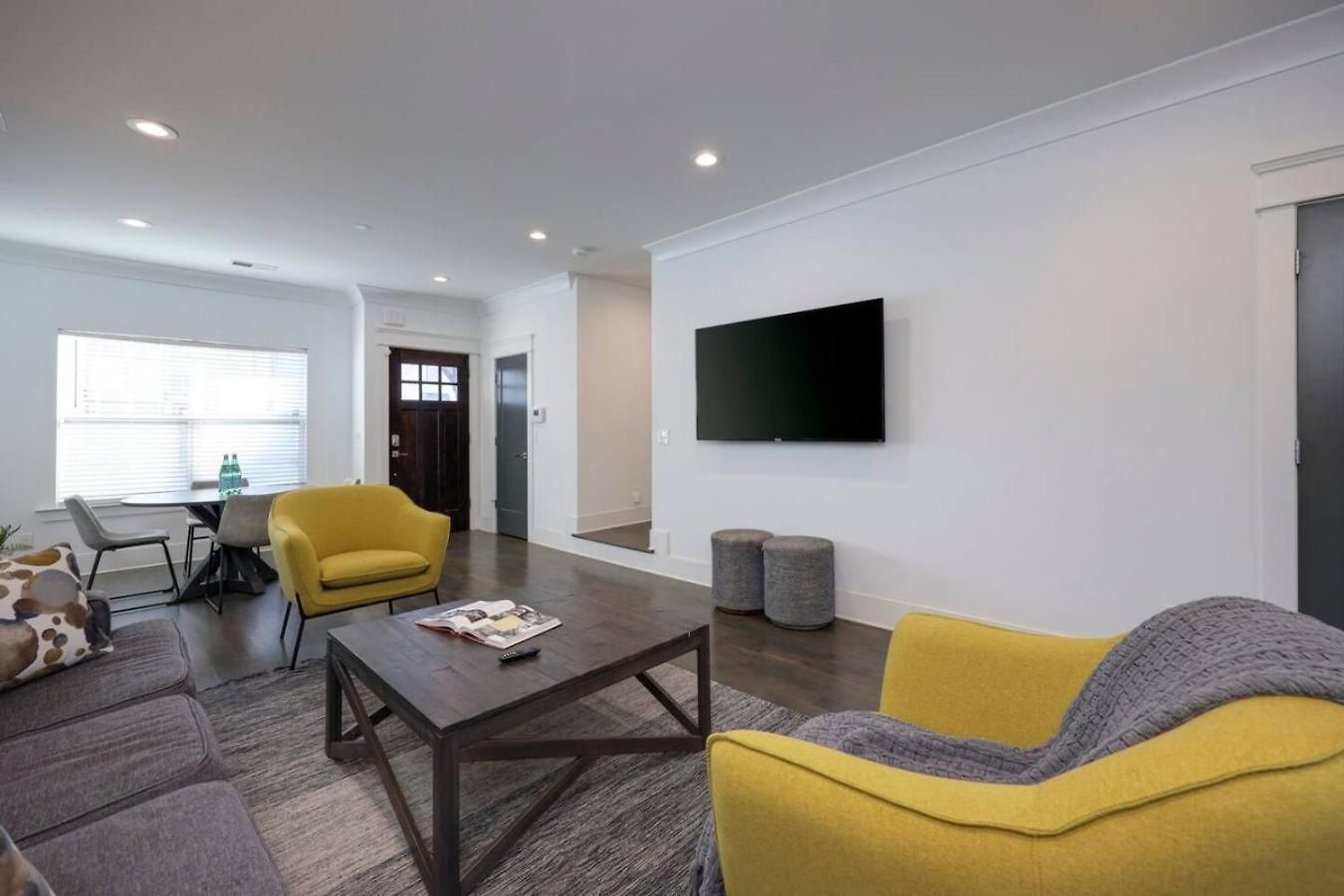 West Side Charmer Convenient Location Holiday home