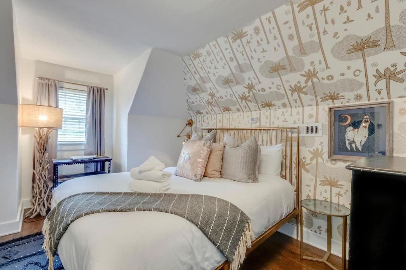 Unique And Stylish East 3 Bedroom 2.5 Bath Holiday home