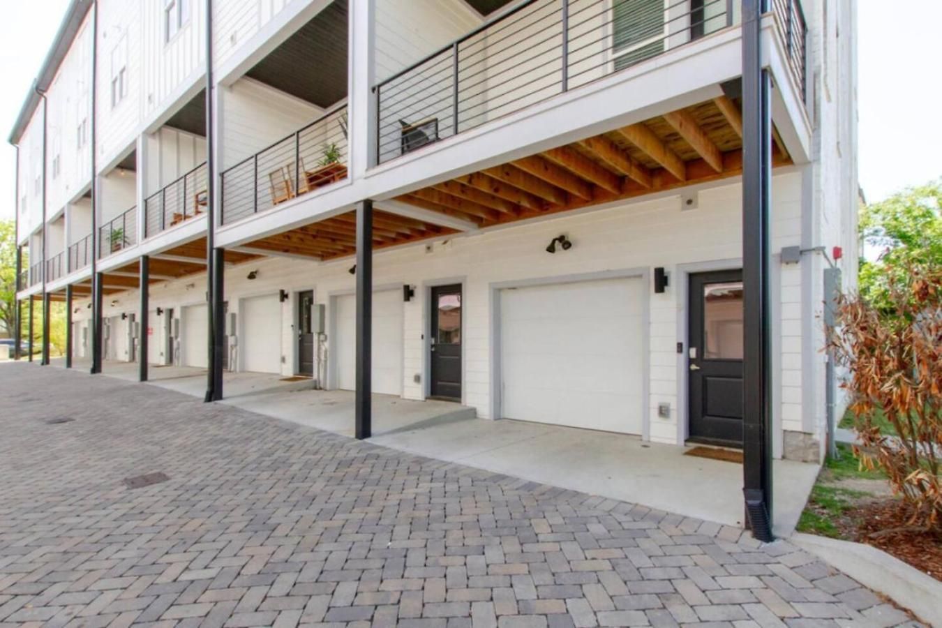 Urban Living- Rooftop Hangout- Hillsboro Village Holiday home Nashville
