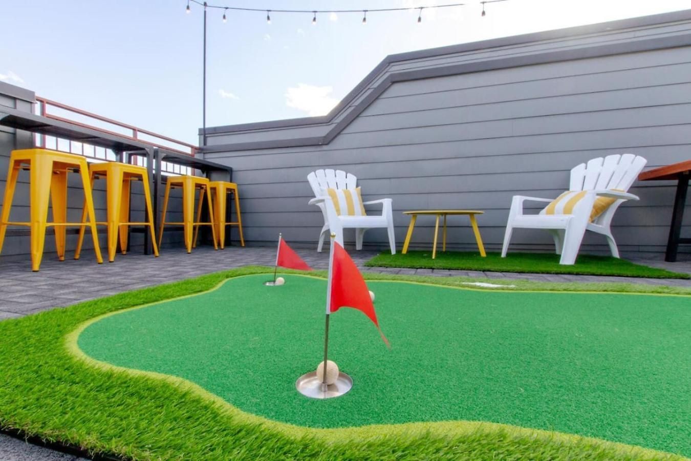 Modern Townhome With Gorgeous Patio Space *