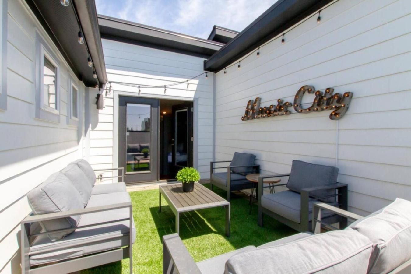 Urban Living- Rooftop Hangout- Hillsboro Village Holiday home