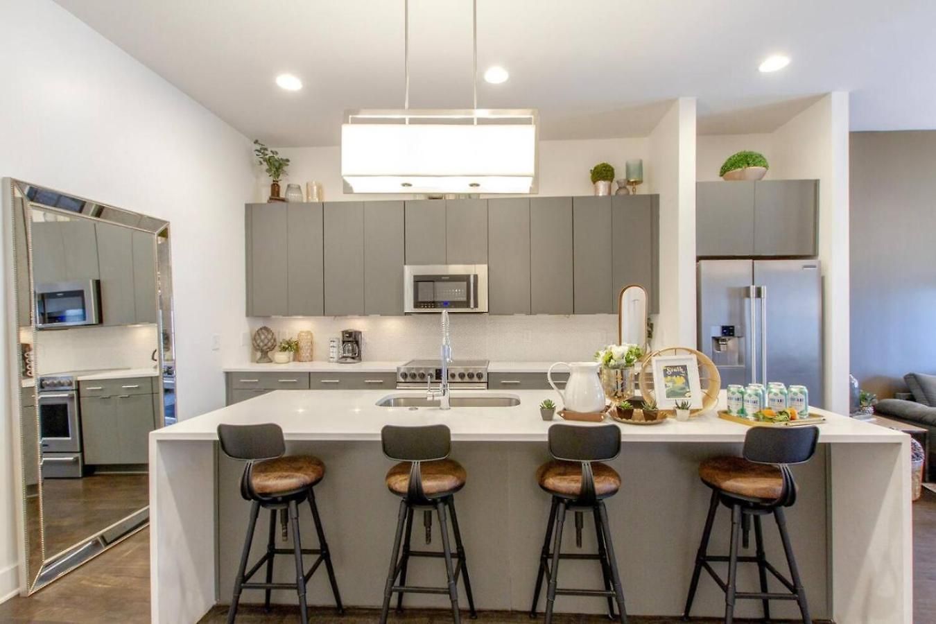 Modern Townhome With Gorgeous Patio Space *