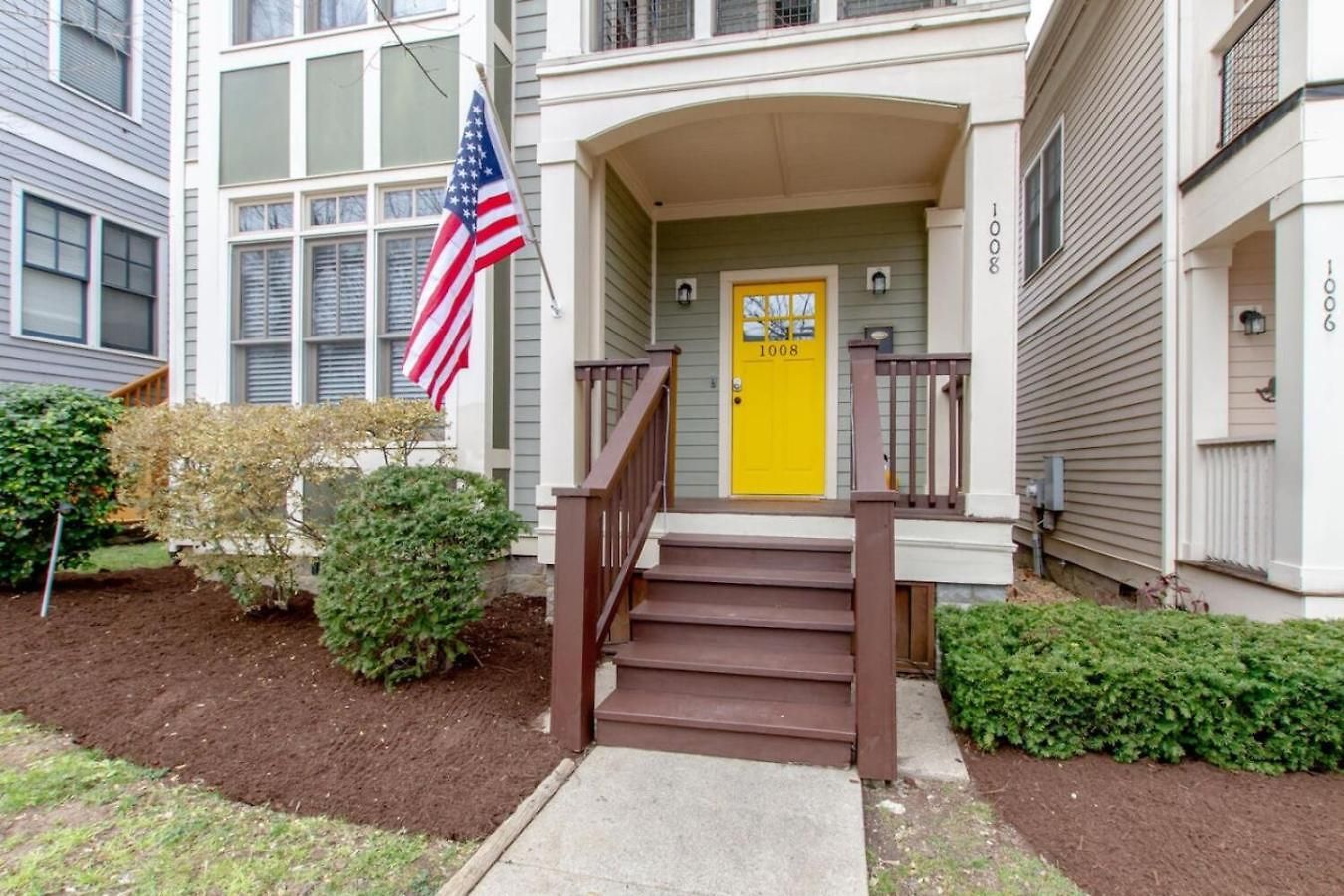 Vibrant Trendy Two Bedroom Near Marathon Village