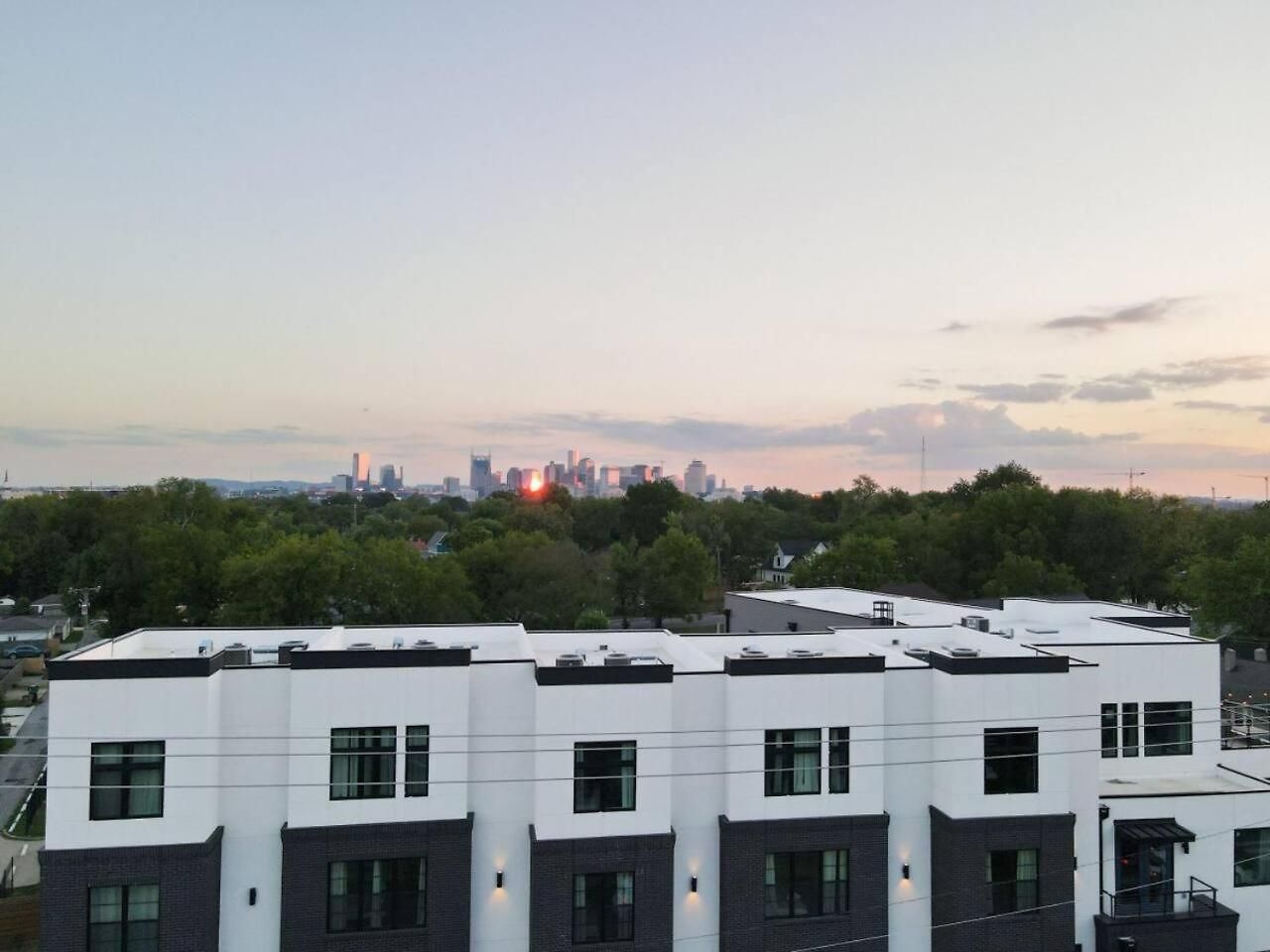 East Nash Superstar- Skyline Views Terrace- Mural *