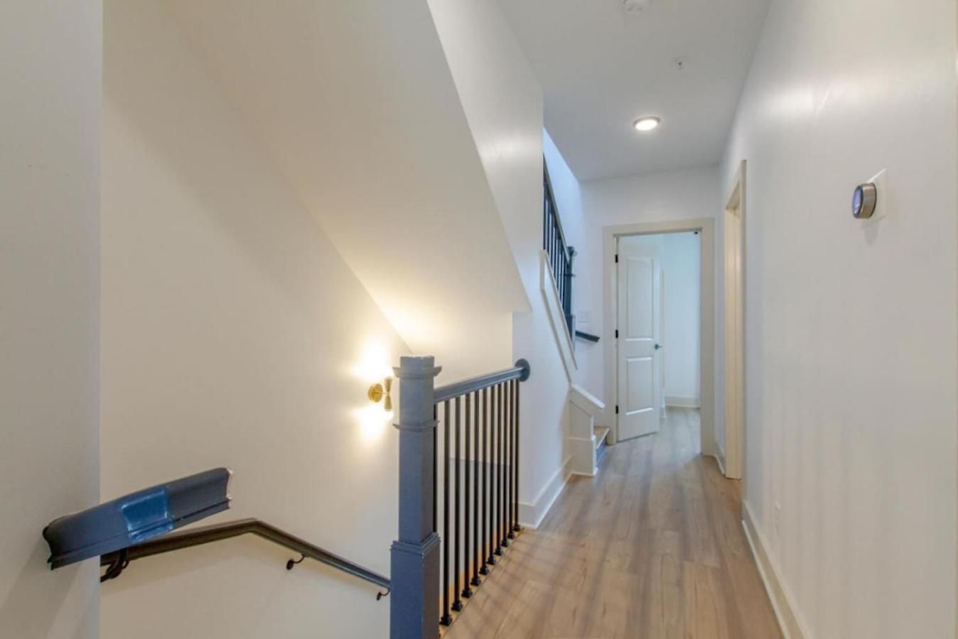 East Nash Superstar- Skyline Views Terrace- Mural Holiday home