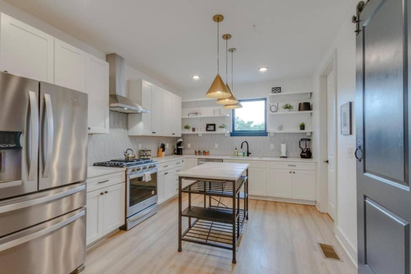 East Nash Superstar- Skyline Views Terrace- Mural Holiday home