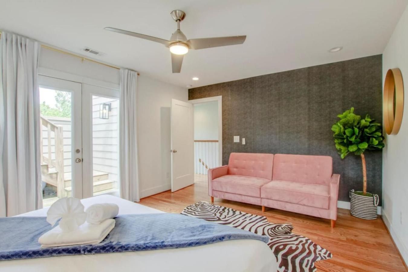 Howdy House New And Trendy With Rooftop Deck