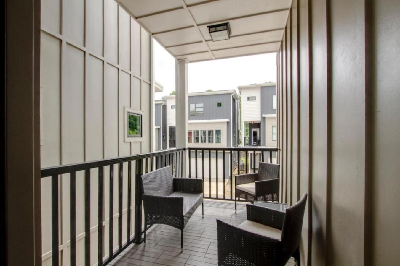 Holiday home Howdy House New And Trendy With Rooftop Deck