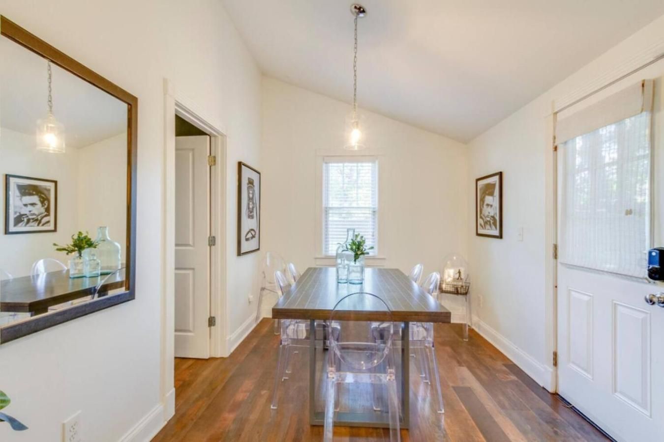 East Nash Enclave Movie Private Yard Holiday home