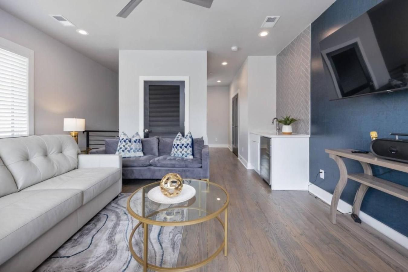 Sapphire Loft 4 Bedroom 4.5 Bath Rooftop Patio Holiday home Nashville
