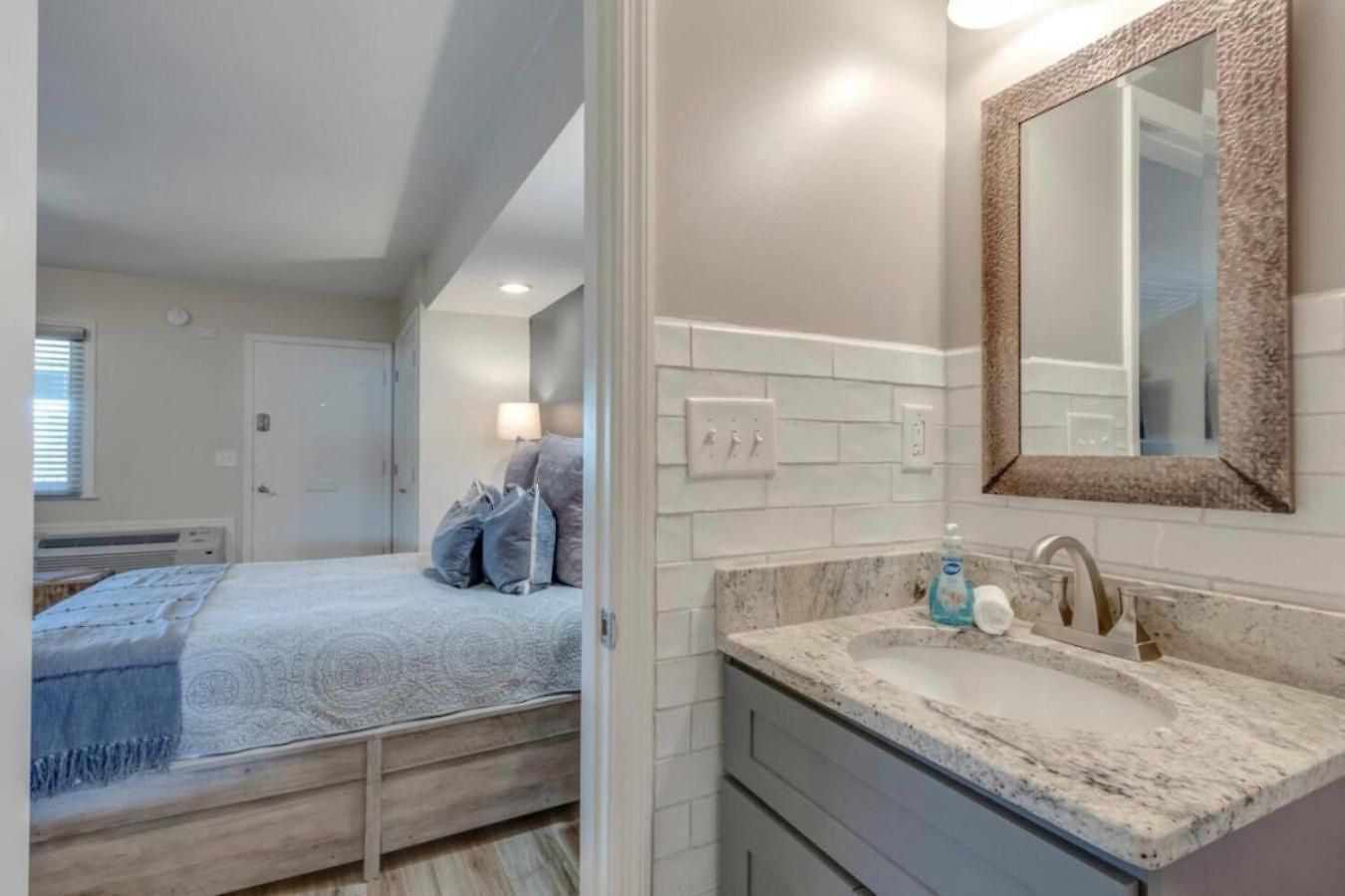 Urban Hideaway Cozy With Pool Access *