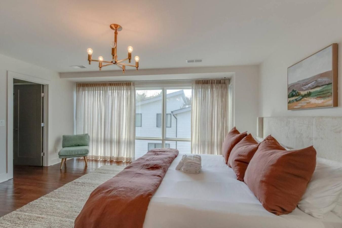 Modern 4 Bedroom 2.5 Bath Gorgeous Getaway Holiday home *